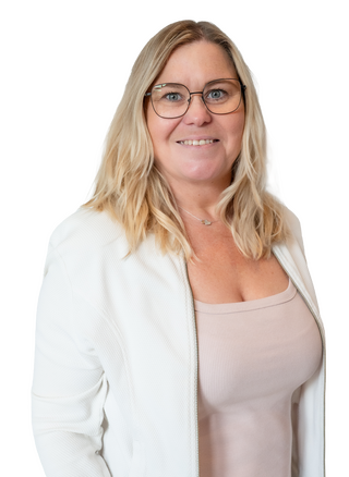 Eine lächelnde Frau mit blonden Haaren trägt Brille, weißen Blazer und beiges Top, inspiriert von Silke Kühn.